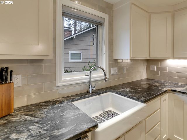 11940 Sw FAIRCREST St, Portland, OR 97225