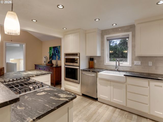 11940 Sw FAIRCREST St, Portland, OR 97225