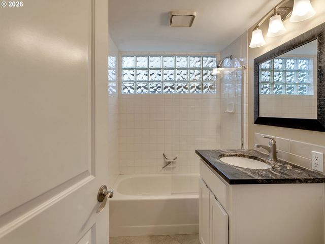 11940 Sw FAIRCREST St, Portland, OR 97225