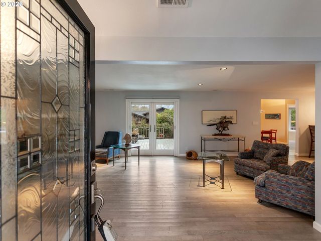 11940 Sw FAIRCREST St, Portland, OR 97225