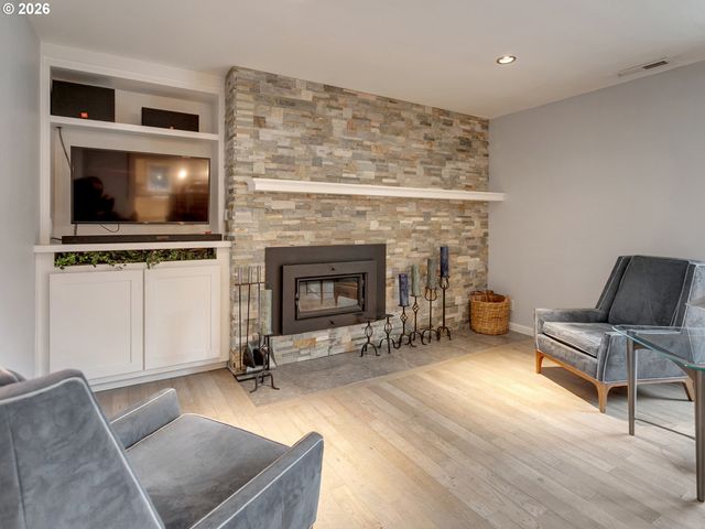 11940 Sw FAIRCREST St, Portland, OR 97225