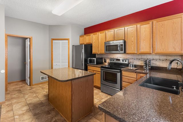 2033 Poppy Drive, Chanhassen, MN 55317