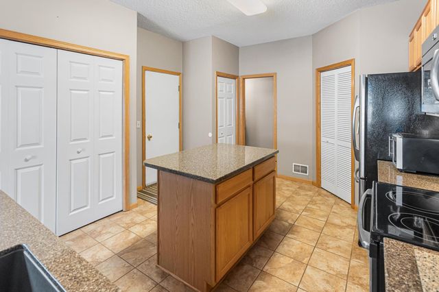 2033 Poppy Drive, Chanhassen, MN 55317