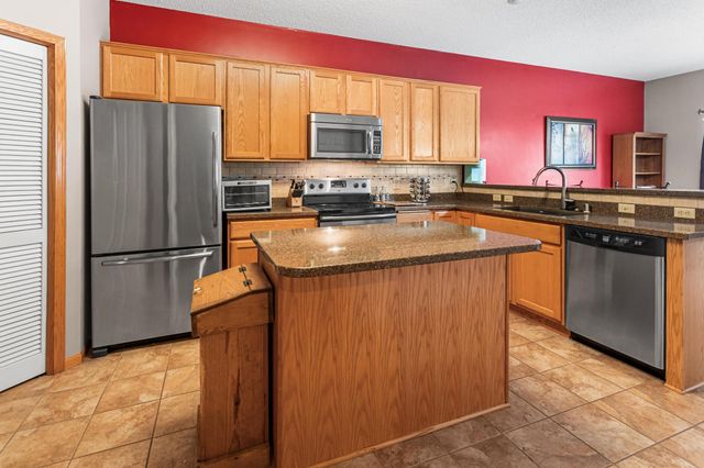 2033 Poppy Drive, Chanhassen, MN 55317
