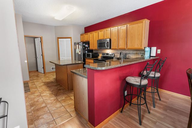 2033 Poppy Drive, Chanhassen, MN 55317