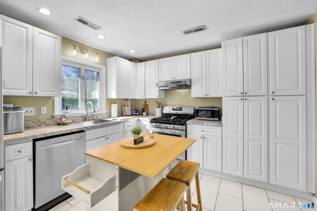 86 Lent Road, Hamden, CT 06517