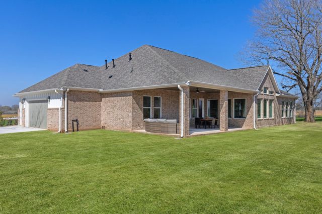 151 Moonlight Drive, Smithville, TX 78957