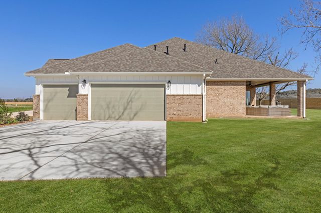 151 Moonlight Drive, Smithville, TX 78957