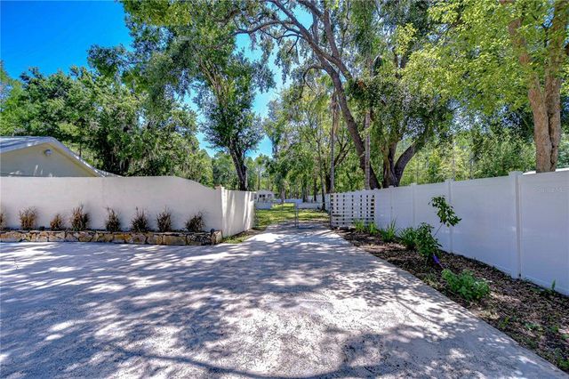 1120 COUNTRY LANE, Lutz, FL 33558