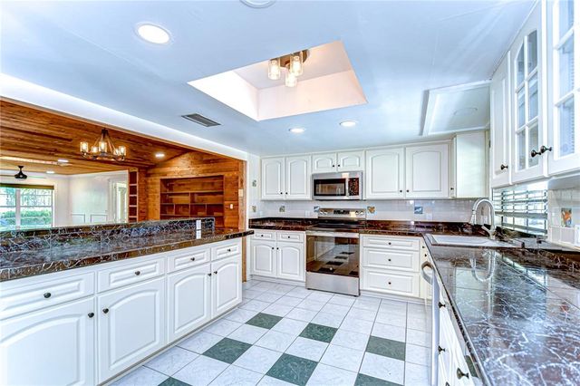 1120 COUNTRY LANE, Lutz, FL 33558