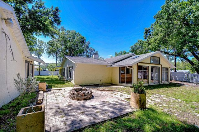 1120 COUNTRY LANE, Lutz, FL 33558
