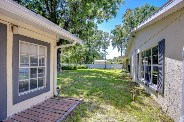 1120 COUNTRY LANE, Lutz, FL 33558