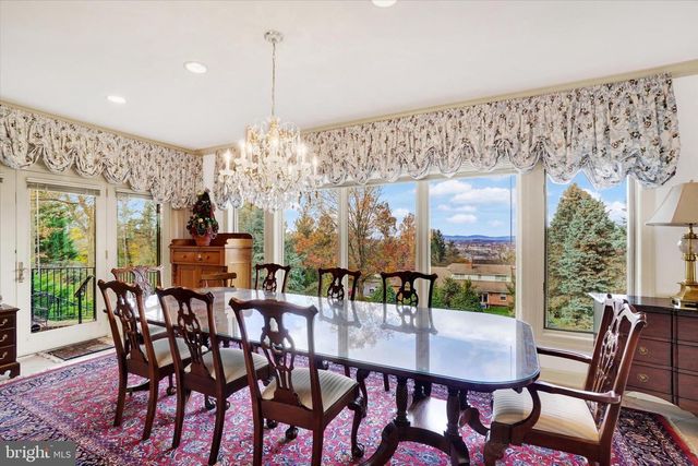 925 SUMMIT CIR N, York, PA 17403