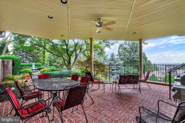 925 SUMMIT CIR N, York, PA 17403