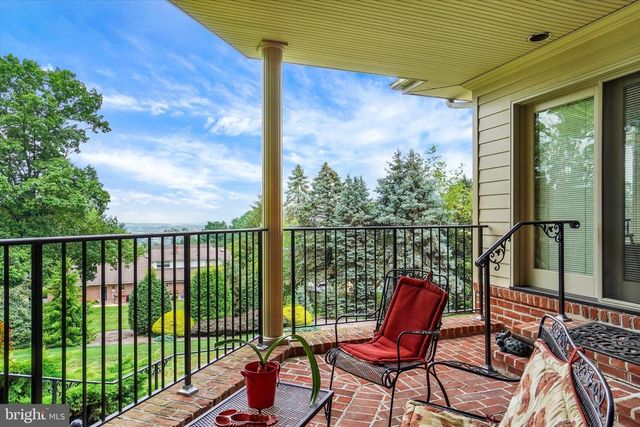 925 SUMMIT CIR N, York, PA 17403