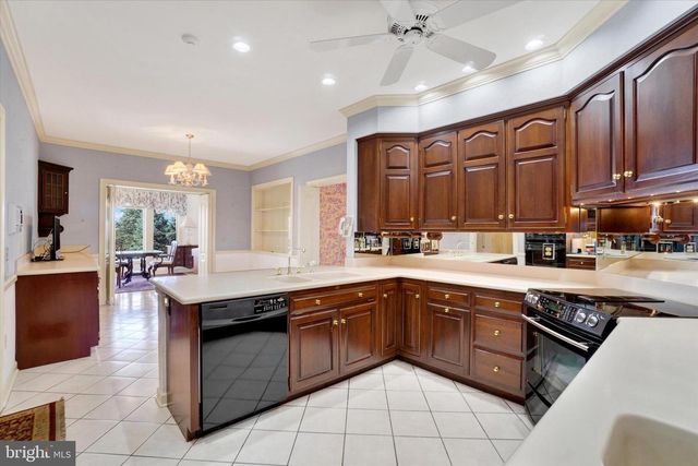 925 SUMMIT CIR N, York, PA 17403