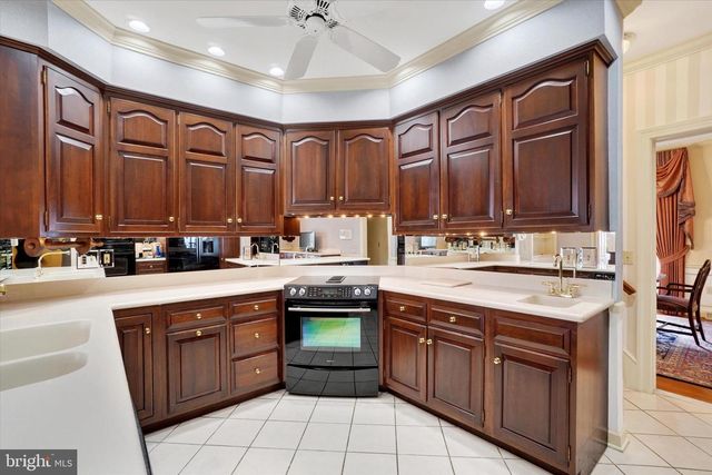 925 SUMMIT CIR N, York, PA 17403