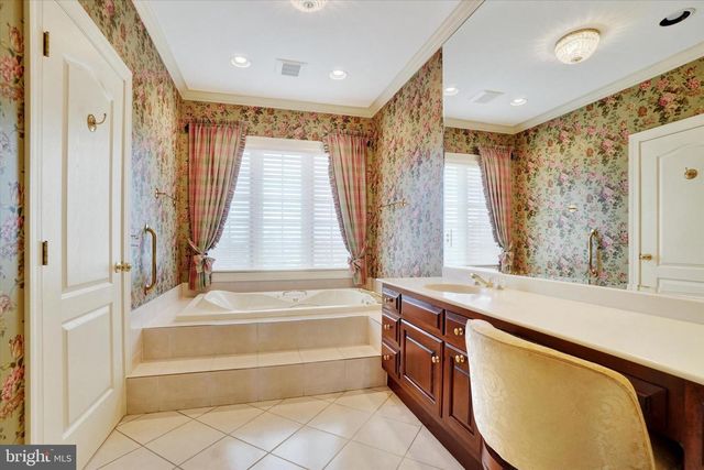 925 SUMMIT CIR N, York, PA 17403