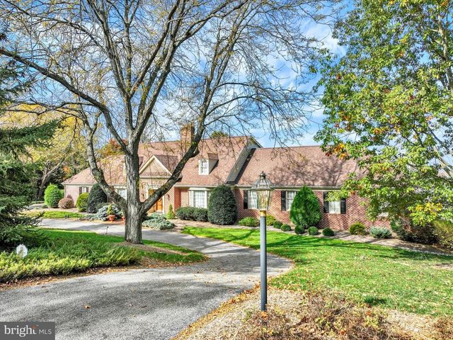 925 SUMMIT CIR N, York, PA 17403