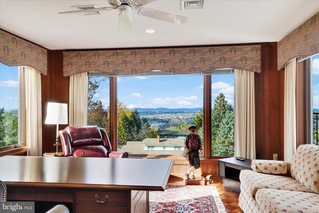 925 SUMMIT CIR N, York, PA 17403