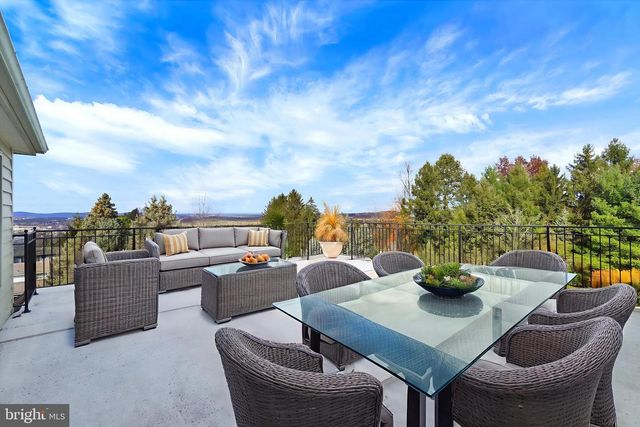 925 SUMMIT CIR N, York, PA 17403