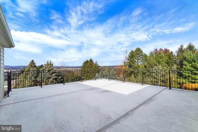 925 SUMMIT CIR N, York, PA 17403