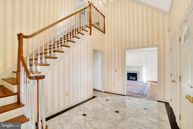 925 SUMMIT CIR N, York, PA 17403