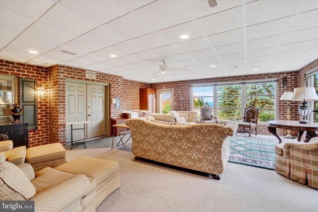 925 SUMMIT CIR N, York, PA 17403