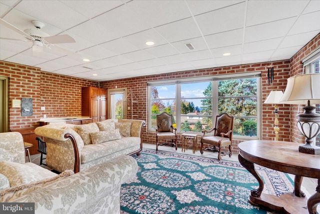 925 SUMMIT CIR N, York, PA 17403