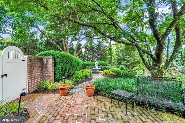 925 SUMMIT CIR N, York, PA 17403