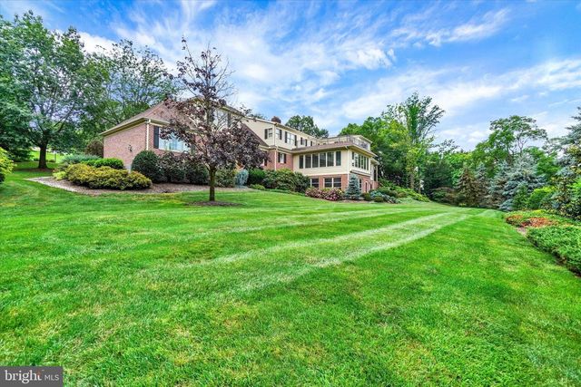 925 SUMMIT CIR N, York, PA 17403