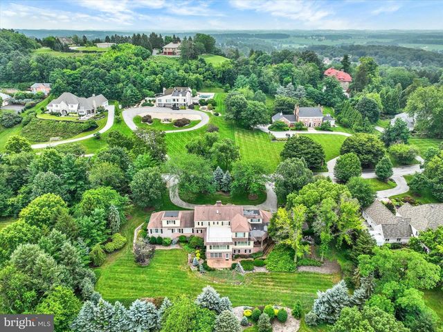 925 SUMMIT CIR N, York, PA 17403