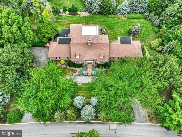 925 SUMMIT CIR N, York, PA 17403