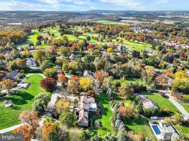 925 SUMMIT CIR N, York, PA 17403