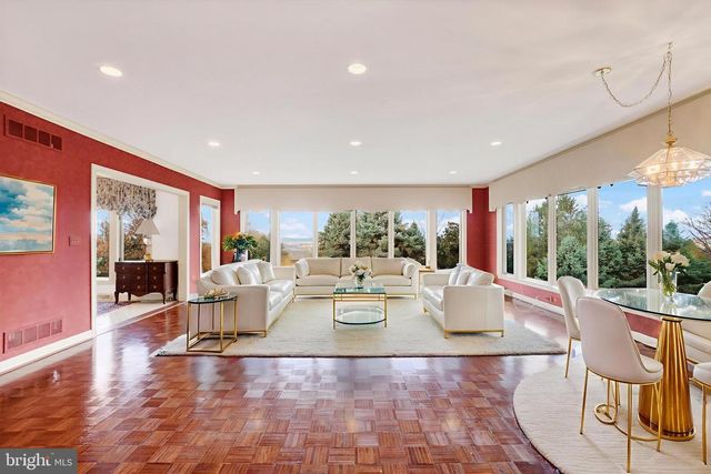 925 SUMMIT CIR N, York, PA 17403