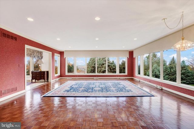 925 SUMMIT CIR N, York, PA 17403