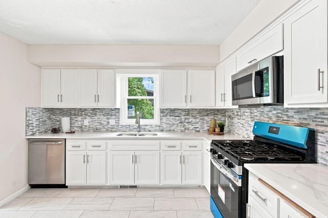 12316 Villaburne Drive, Burnsville, MN 55337