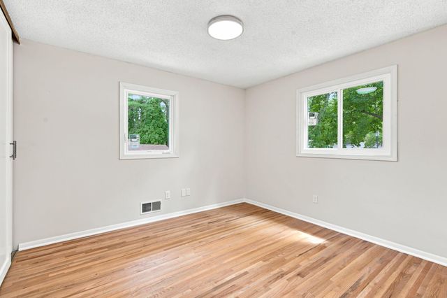 12316 Villaburne Drive, Burnsville, MN 55337
