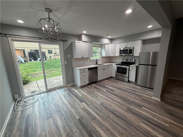 113 Greystone Drive NE, Lee's Summit, MO 64086