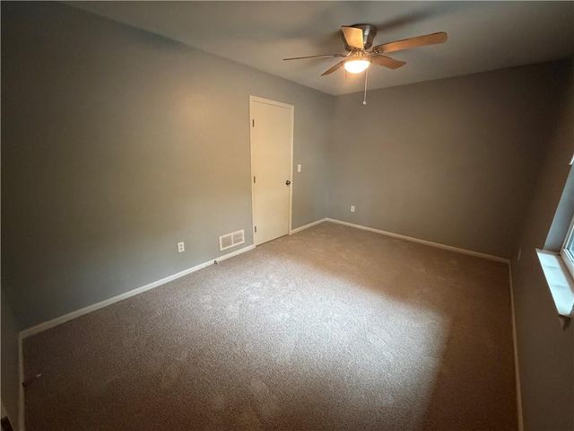 113 Greystone Drive NE, Lee's Summit, MO 64086