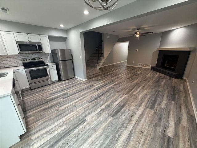 113 Greystone Drive NE, Lee's Summit, MO 64086