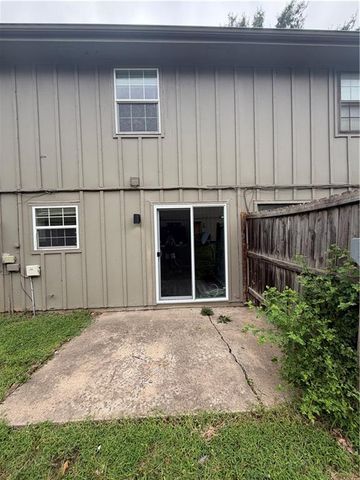 113 Greystone Drive NE, Lee's Summit, MO 64086