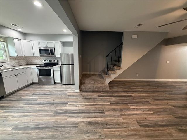 113 Greystone Drive NE, Lee's Summit, MO 64086