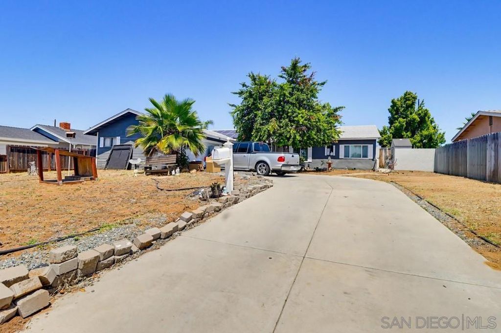 121 S Stephanie Lane, El Cajon, CA 92019 — photo 2