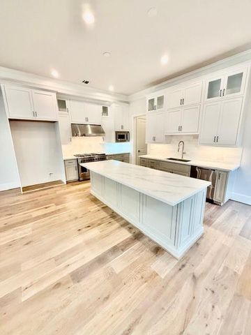 10 S Briar Hollow Lane 46, Houston, TX 77027