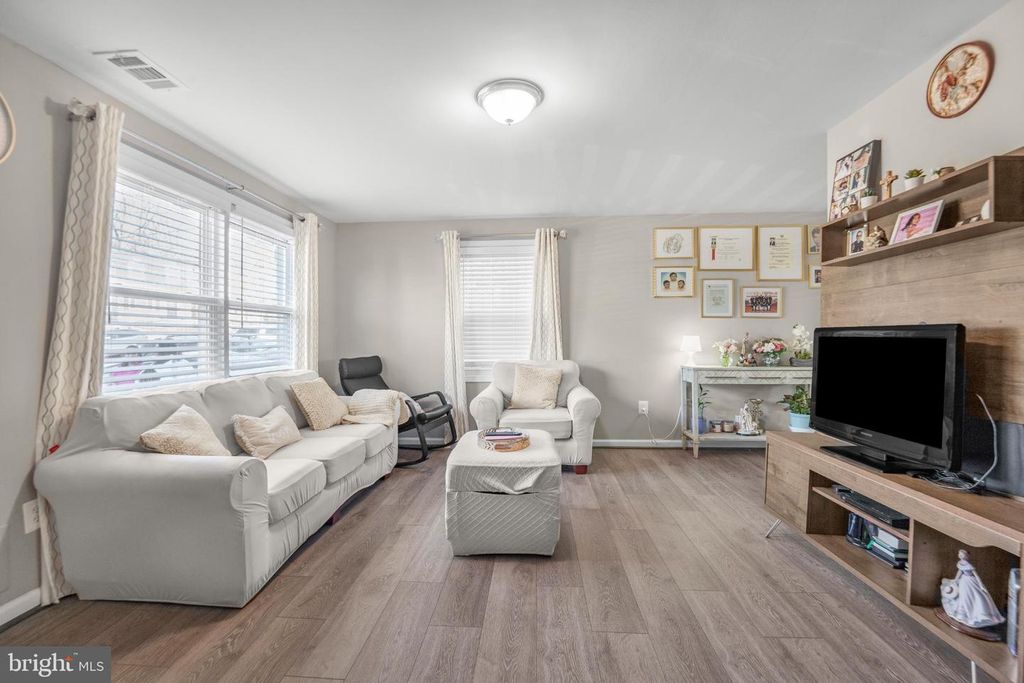 Image 4 of property listing at 7617 ALLENDALE CIR, Landover, MD 20785