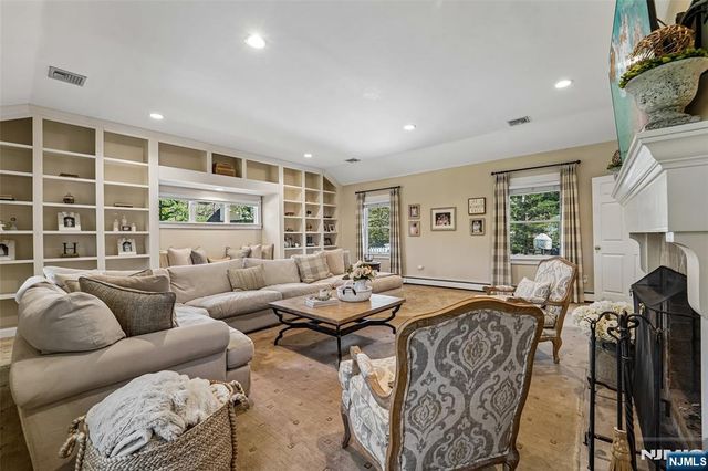 4 Conklin Court, Allendale, NJ 07401