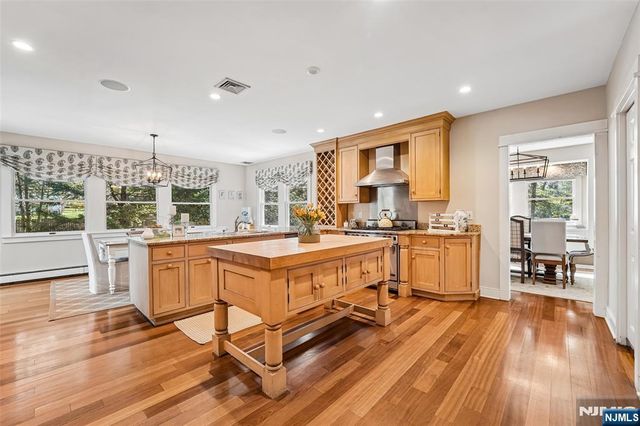 4 Conklin Court, Allendale, NJ 07401