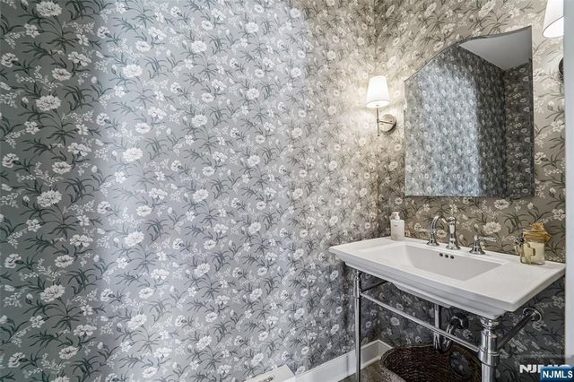 4 Conklin Court, Allendale, NJ 07401