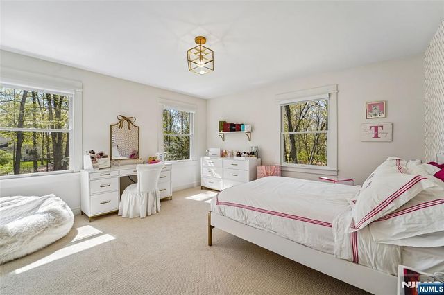 4 Conklin Court, Allendale, NJ 07401